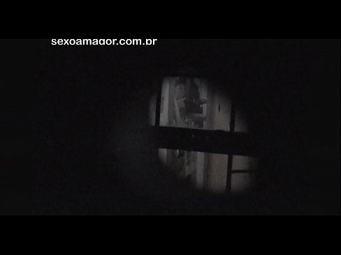 ❤️ Блондини ичкери кирпичтин артына катылган кошуналык войер жашыруун түрдө видеого тартып алат ❤️ Силиктөө видео  боюнча бизде